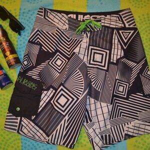 Maui and Sons 21" Board Shorts Graphic Design Size 32 Excellent Condition